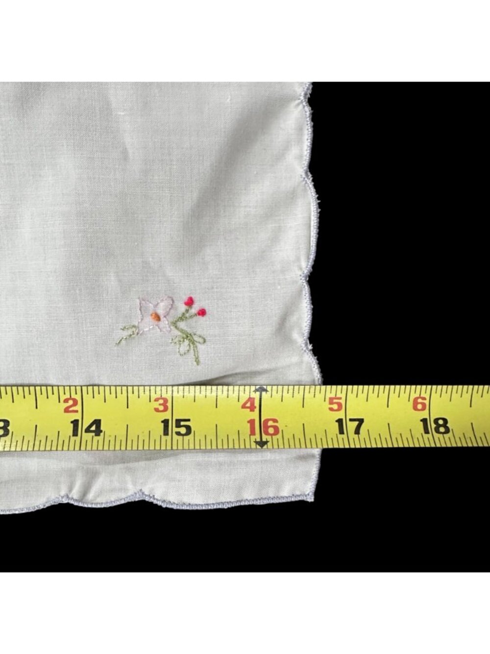 Vintage Embroidered Floral Fabric Placemats Set Of 4 Scalloped Edges Cream Green - Picture 6 of 6